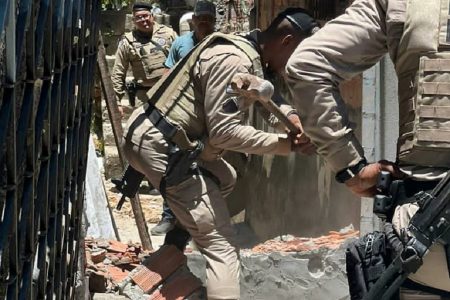 Vídeo: PM derruba muro construído por traficantes na Portelinha
