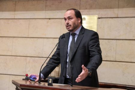 Carlos Bolsonaro renuncia ao mandato no RJ e anuncia mudança: “Um chamado”