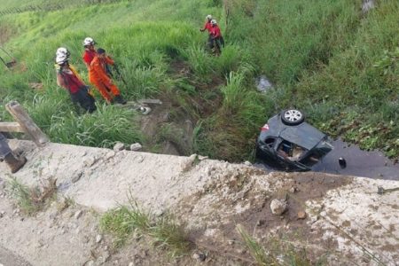 Carro cai em ponte e fica parcialmente submerso em rio