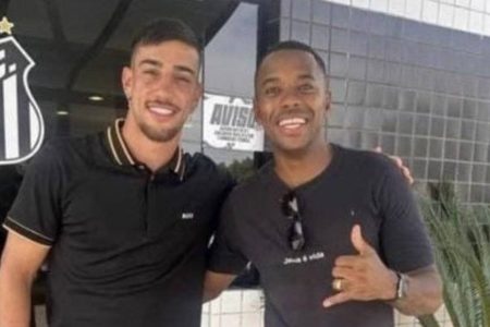 Condenado por estupro, ídolo do Santos é visto em churrasco promovido no CT do clube