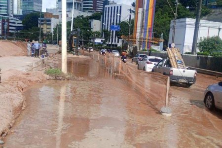 Atenção motoristas: Rompimento de adutora na Av. Juracy Magalhães causa congestionamento
