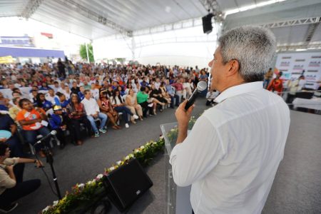 Jerônimo critica professores por reprovações de alunos e categoria reage: ‘infeliz declaração’
