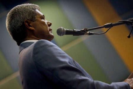 Jerônimo embarca para a Espanha e Geraldo Jr. assume governo