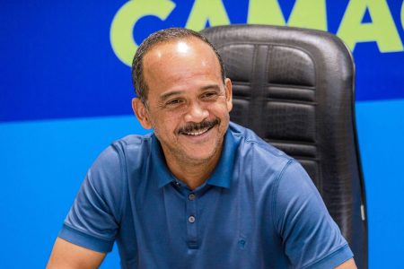 Elinaldo alfineta Caetano durante discurso na Câmara de Camaçari: “Tomou chumbo na asa em todas”