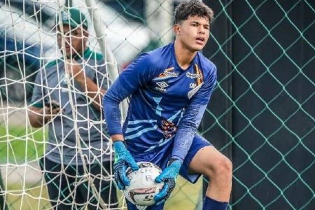 Filho do goleiro Bruno assina 1° contrato como jogador