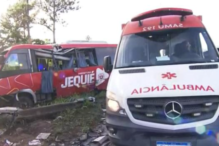 Cinco pessoas ficam feridas em acidente com veículo que transportava pacientes para Salvador