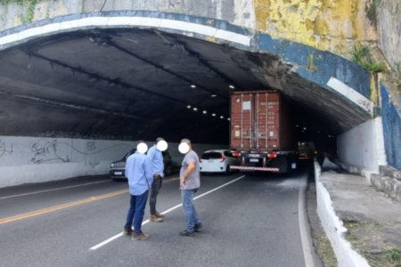 Carreta fica presa no Túnel Américo Simas em Salvador
