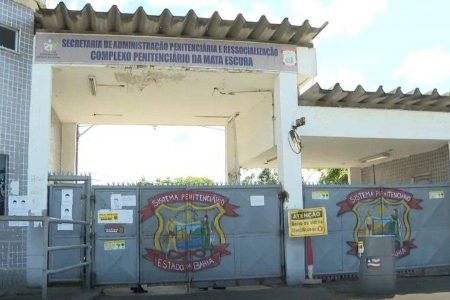 Major da PM é preso tentando entregar celular a detento na Cadeia Pública de Salvador Major da PM é preso tentando entregar celular a detento na Cadeia Pública de Salvador