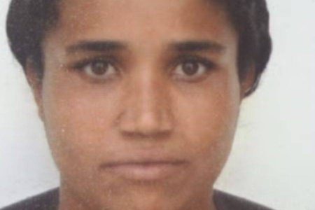 Mulher de 34 anos é assassinada em festa na própria casa; suspeito filho de policial civil está foragido