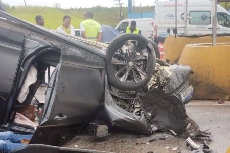 Carro capota em praça de pedágio da BR-324, na RMS