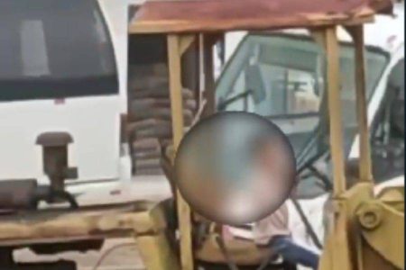Vídeo: criança é flagrada dirigindo trator no interior da Bahia