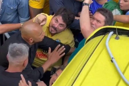 Vídeo: Marcos do Val é impedido de subir no trio de Bolsonaro