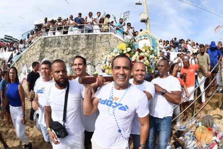No Rio Vermelho, Bruno Reis carrega presente para Iemanjá: “Que ela siga nos iluminando”