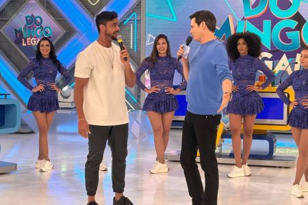 Lincoln Senna participa do programa Domingo Legal, no SBT