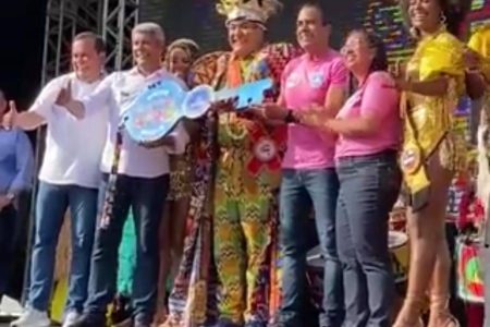 Já é Carnaval, cidade! Prefeito, governador e Rei Momo abrem a folia; veja