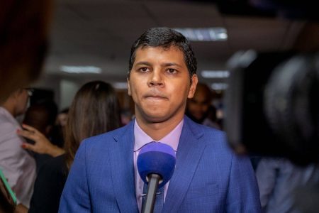 Diego Castro apresenta projeto que proíbe uso de banheiros nas escolas baianas com base na identidade de gênero