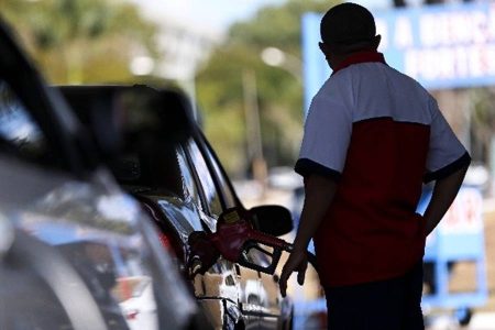 Vereador pede revogação de lei que obriga frentistas a fiscalizarem “bêbados”