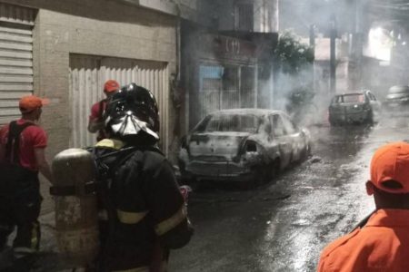 Bandidos tocam fogo em veículos durante madrugada no Pero Vaz; bairro vive guerra de facção