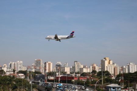 Avião arremete após colisão com pássaro em São Paulo