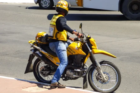 Mototaxistas colocam vida de pedestres e passageiros em perigo no Corredor da Vitória