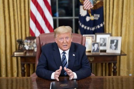 Trump e suas empresas são ordenados a pagarem R$ 1,7 bi em caso de fraude civil