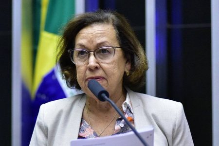 Lídice da Mata cobra queda no preço da gasolina na Bahia após cessar-fogo no Oriente Médio