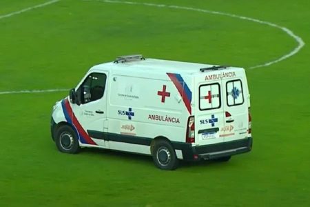 Ambulância entra em campo no meio de partida entre Bahia e Jequié no Baianão