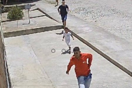 Homem de 23 anos é assassinado a facadas na frente do filho Homem de 23 anos é assassinado a facadas na frente do filho