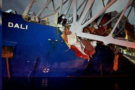 Seis desaparecidos são dados como mortos após navio derrubar ponte nos EUA