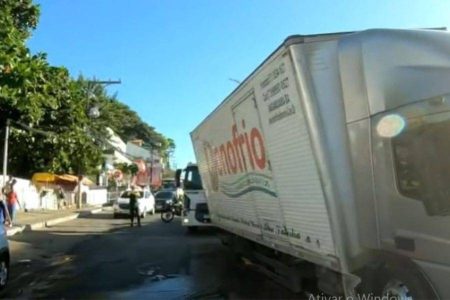 Trânsito está congestionado na Av. Dorival Caymmi após adutora romper e caminhão cair em buraco