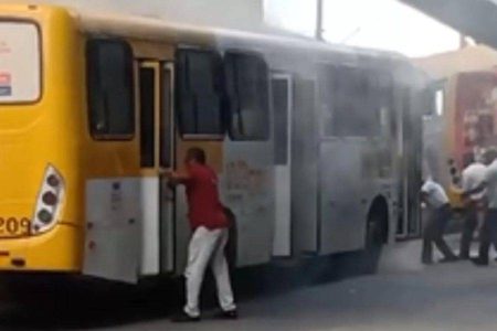 Ônibus pega fogo dentro de estação em Salvador; ninguém fica ferido