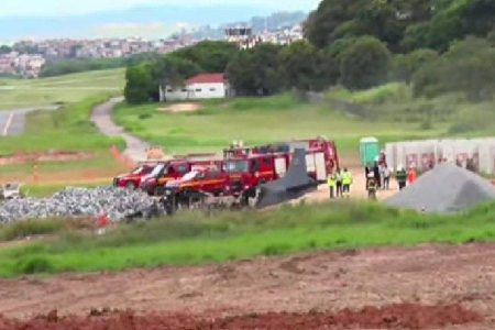 Avião da PF cai e duas pessoas morrem carbonizada em BH