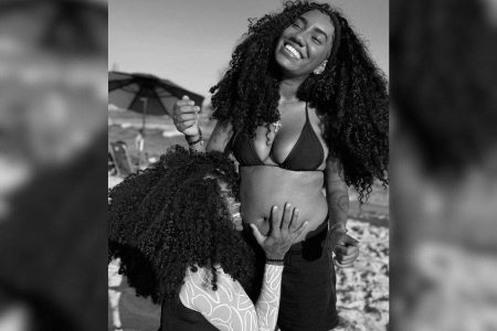 Grávida de gêmeos, esposa da cantora ‘A Dama’ perde bebês: ‘minha dor grita por socorro’