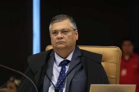 Dino critica nota dos EUA e diz que embaixada não deve monitorar ministros do STF Dino critica nota dos EUA e diz que embaixada não deve monitorar ministros do STF