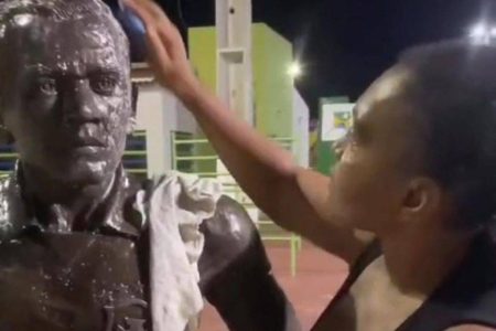 Prima de Daniel Alves limpa estátua do ex-jogador e critica ato de vandalismo