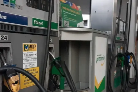 Petrobrás anuncia redução no preço da gasolina para distribuidoras a partir desta terça Petrobrás anuncia redução no preço da gasolina para distribuidoras a partir desta terça