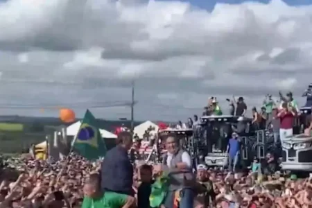 Advogado de Bolsonaro diz que homem foi preso com faca em feira onde ex-presidente estava