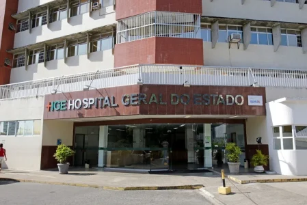 Mulher esfaqueia filho de oito anos e é hostilizada por moradores em Salvador