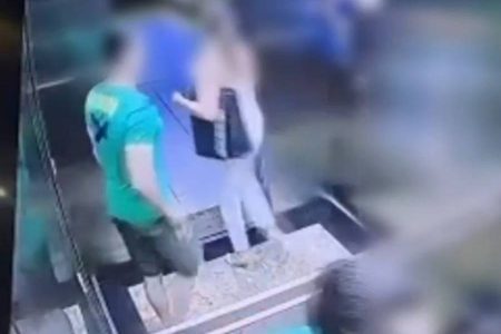 Homem toca em partes íntimas de mulher em elevador