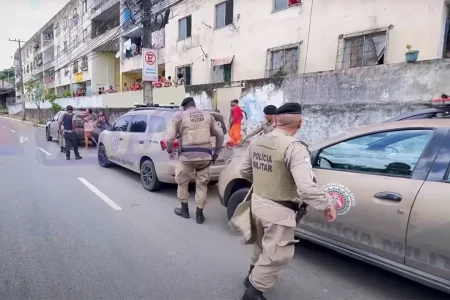 Policiais são apedrejados durante operação no Comércio