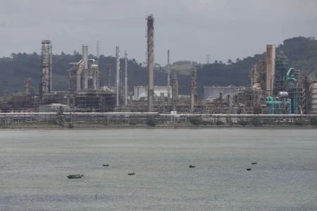 Trabalhadores da Refinaria Mataripe aderem paralisação após demissões em massa