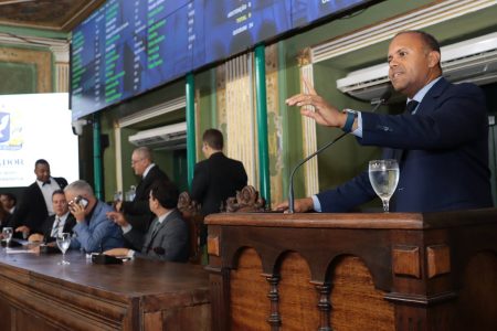 Tarifa de ônibus: Kiki Bispo rebate Aladilce, critica ICMS e defende reajuste Tarifa de ônibus: Kiki Bispo rebate Aladilce, critica ICMS e defende reajuste