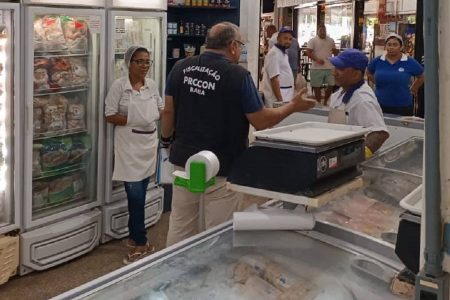 Operação Semana Santa fiscaliza venda de pescados em Água de Meninos nesta quarta