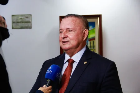 Adolfo Menezes admite que manteve candidatura na Alba por apoio de Jerônimo, Rui e Wagner Adolfo Menezes admite que manteve candidatura na Alba por apoio de Jerônimo, Rui e Wagner