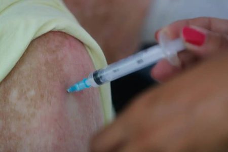 Com 217 vacinas contra covid, homem não teve efeitos colaterais, diz estudo