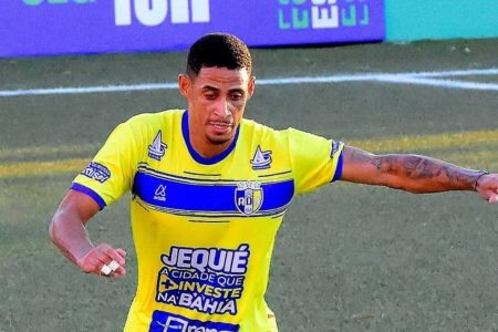 Zagueiro do Jequié, Sérgio Baiano, sofre fratura na coluna em semifinal do Campeonato Baiano