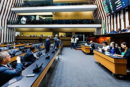 Governo envia à Alba dois projetos de lei em regime de urgência Governo envia à Alba dois projetos de lei em regime de urgência