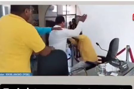 Virou moda: vereadores saem no tapa em Mundo Novo; veja vídeo