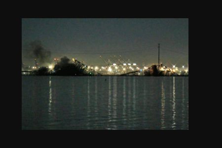 Navio derruba ponte nos EUA e mais de 20 pessoas caem ao mar; veja vídeo