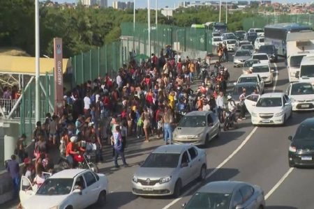 Rodoviários suspendem greve e ônibus metropolitanos devem voltar a circular na quinta Rodoviários suspendem greve e ônibus metropolitanos devem voltar a circular na quinta